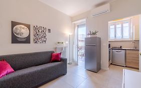 Guesthost - Santa Rita Functional Flat With Balcony